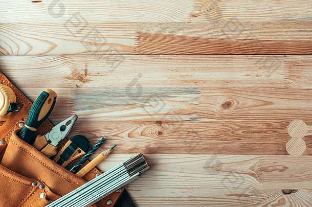 木工工具带木制品车间桌子上各种各样的工具贸易前视图复制空间