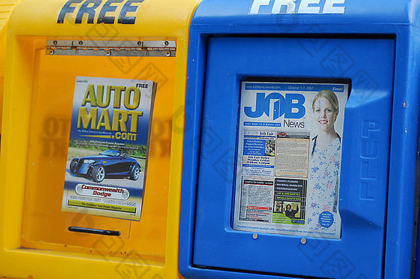 以汽车市场和就业新闻杂志为特色的免费报摊。