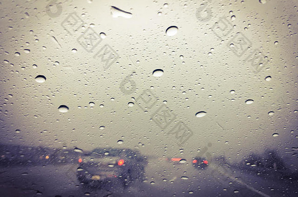 2019年11月28日，在加利福尼亚州卡尔斯巴德附近的暴雨中驾驶时，挡风玻璃上出现了大量雨滴
