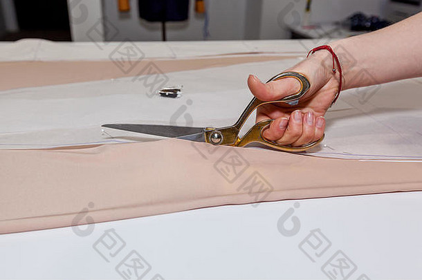 女手切割织物裁缝的剪刀模式纸白色表格