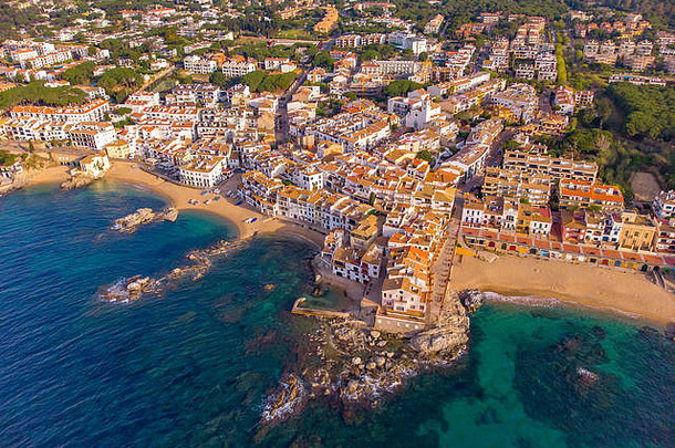 西班牙卡莱拉·德·帕拉弗尔小村庄科斯塔布拉瓦海岸上空的无人驾驶飞机图片