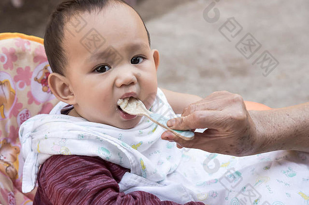 婴儿吃的食物由母亲喂养，泰国的家庭场景