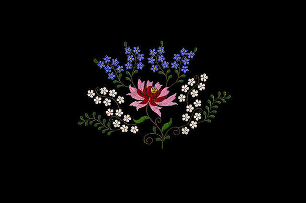 黑色背景，绣有风格化的大花，有红色和粉色的花瓣，蓝色和白色的小花在扭曲的带叶子的树枝上