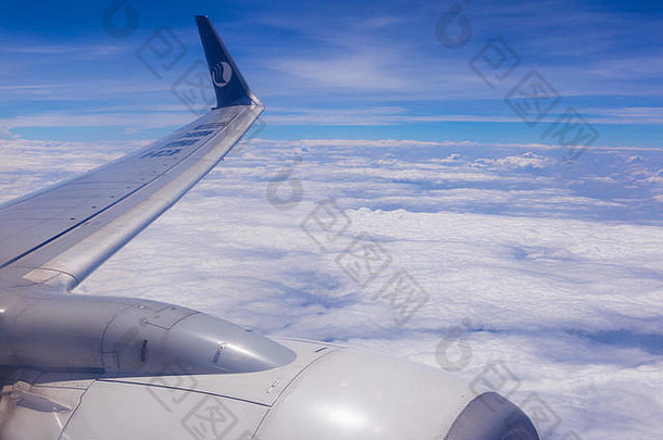 飞机机翼和美丽的天空，从山<strong>东航</strong>空公司飞机窗口的座位上可以看到云彩。