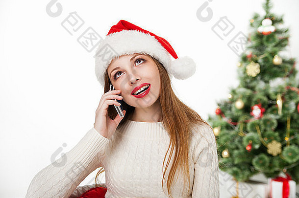 女孩圣诞老人他调用移动电话圣诞节树孤立的