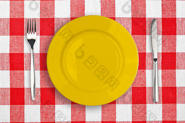 红色格子桌布上的刀、黄色盘子和叉子