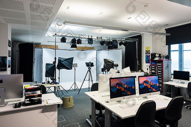 在一个电影和电视媒体研究教室里，有一个工作室、照相机和电脑