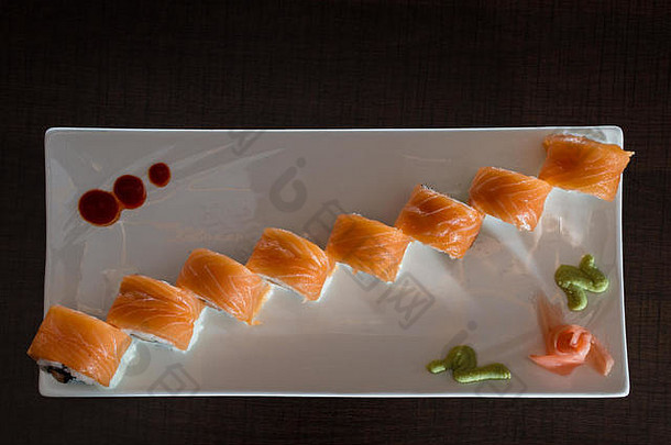 新鲜的鱼子酱超过寿司卷文件蟹鳄梨服务白色板