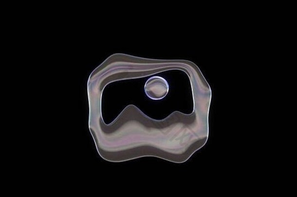 黑色背景上孤立的山与<strong>太阳图片</strong>符号形状的扭曲透明肥皂泡的三维渲染