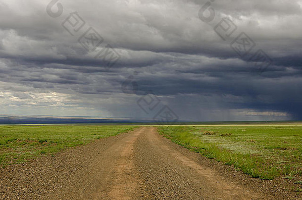 蒙古<strong>戈壁沙漠</strong>中的一条路