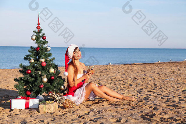 2018新年圣诞树海滩度假酒店海女孩