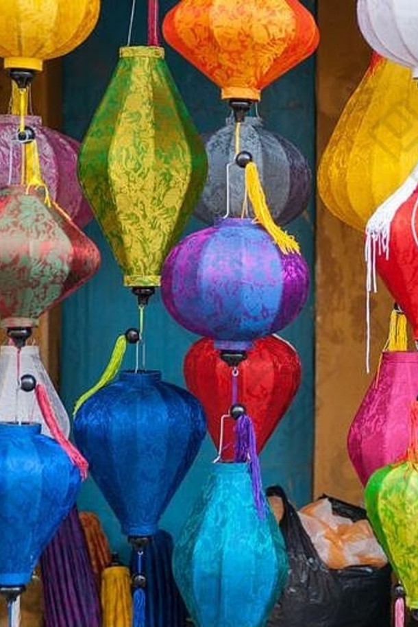 显示色彩斑斓的亚洲灯笼不同的形状模式汉商店出售