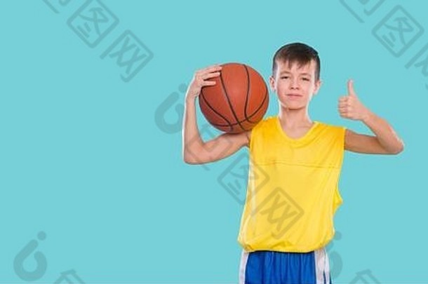年轻的篮球球员摆姿势球手孤立的蓝色的背景
