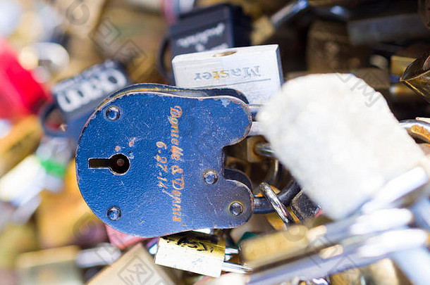 巴黎——12月6日：2013年12月6日，巴黎阿尔奇桥的爱情挂锁。千家万户相爱的情侣