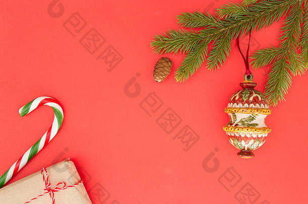 圣诞节框架红色的背景绿色冷杉分支机构圣诞节礼物装饰糖果拐杖前视图平躺复制空间文本