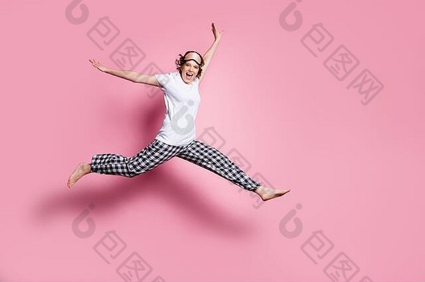搞笑女士跳高抢购购物穿睡衣面具白色t恤格子睡衣裤子赤脚独立粉色