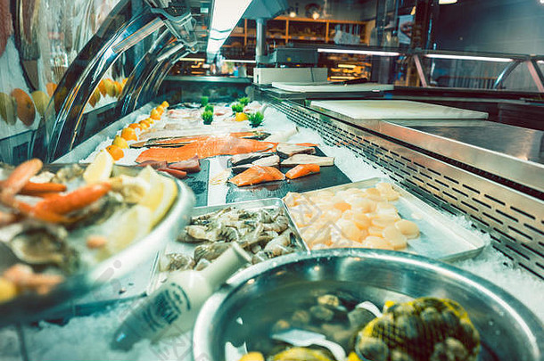 新鲜生鲑鱼片放在一家现代餐厅的冰箱里