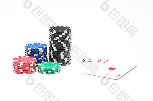 在白色背景上隔离卡片的扑克筹码