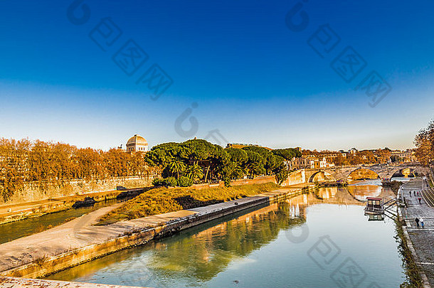 泰伯河、树木、古代宫殿、古罗马纪念碑的景观