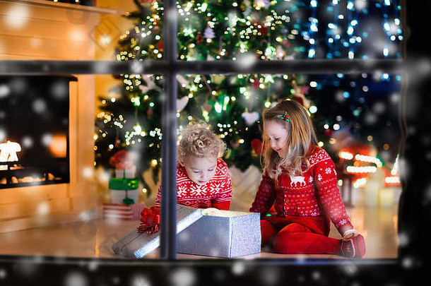 家庭圣诞节夏娃壁炉孩子们开放圣诞节礼物孩子们圣诞节树礼物盒子装饰生活房间