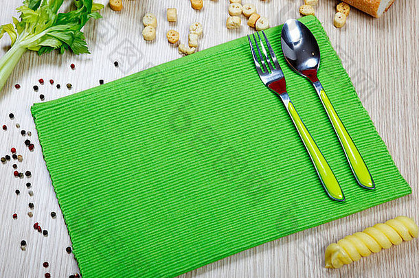 绿色餐巾餐具表格
