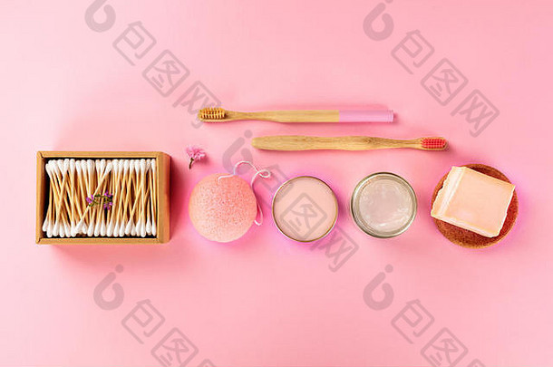塑料浪费化妆品平躺粉红色的背景竹子牙刷棉花拭子魔芋海绵自然有机产品