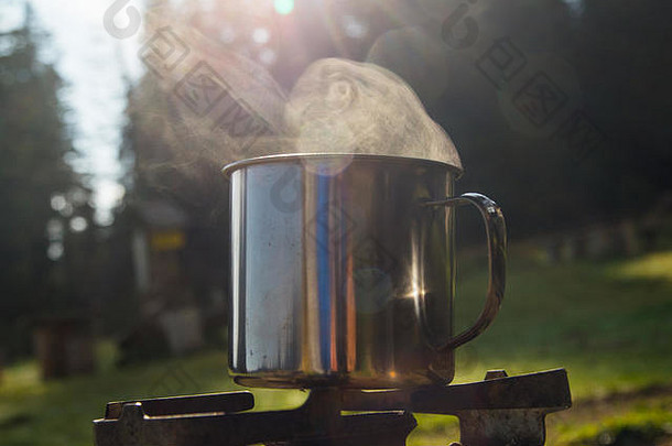 在山上<strong>烧开水</strong>泡茶和咖啡