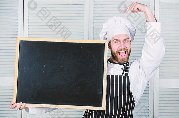 展示产品。那个人用手指着空木板。厨师长在烹饪学校教授<strong>硕士班</strong>。烹饪和食品准备教育。厨师师傅给大家上烹饪课，抄空间。