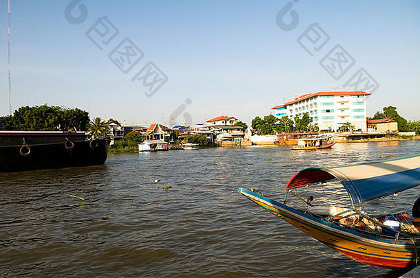 驳船使用湄南河作为主要运输公路。