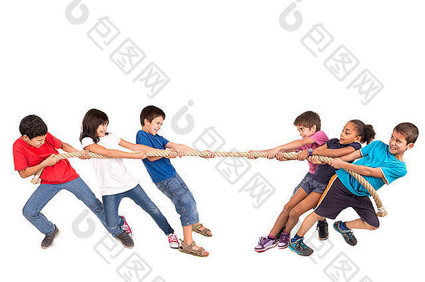 一群孩子参加拉绳比赛