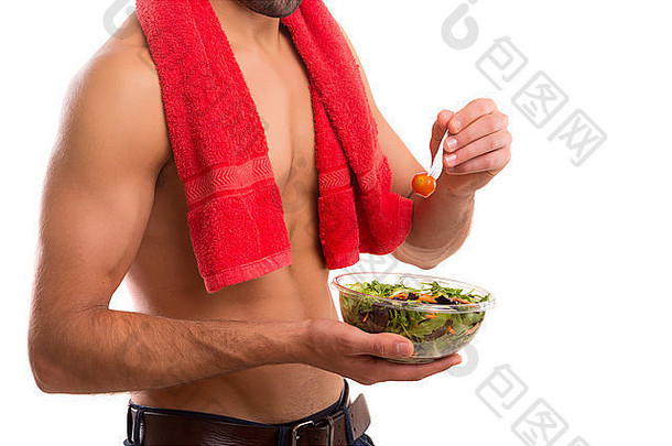 训练日结束后，一名健康男子拿着一碗新鲜沙拉
