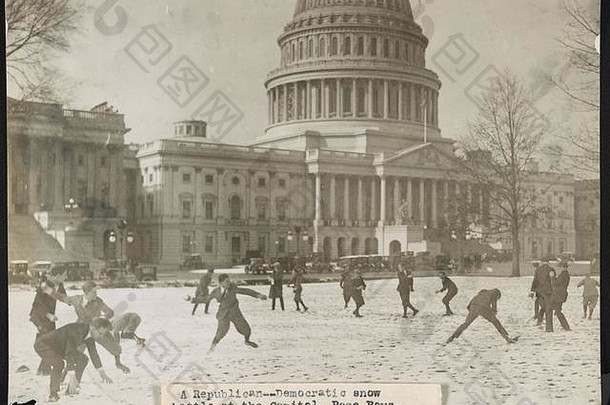 共和党和民主党在国会大厦的一场雪仗。页面男孩摘要/媒体：1张照片打印。；1923;  加泰罗尼亚