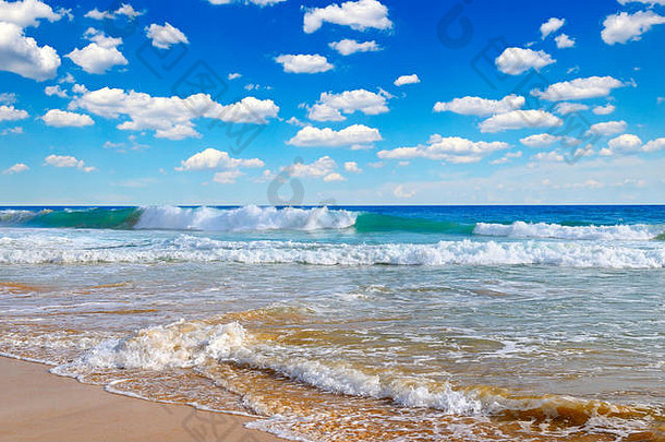 海洋桑迪海滩蓝色的天空
