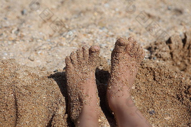 海滩上的妇女和儿童的脚