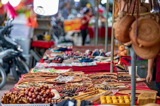 在越南首都河内的市场摊位上，为游客出售的手工礼品