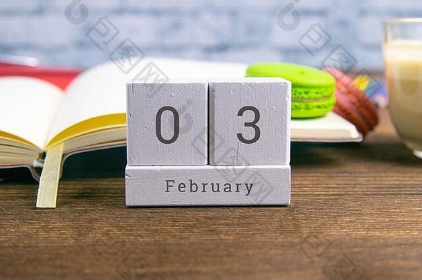 2月3日在木制日历上。冬季月份的第三天，工作场所的日历。冬天