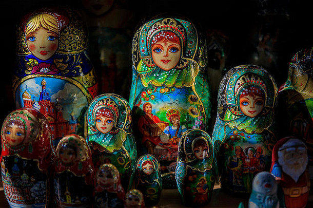 在<strong>俄罗斯</strong>圣彼得堡的一家纪念品商店里，以引人注目的高对比度灯光展示了五颜六色的传统<strong>俄罗斯</strong>matryoshka嵌套娃娃