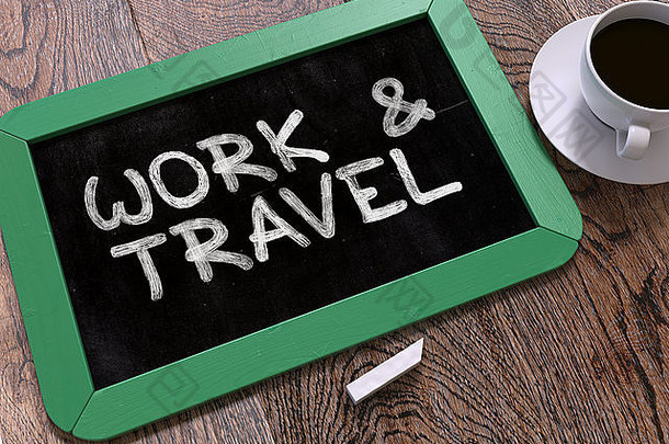 工作和旅行手写在绿色黑板上。商业概念。用黑板和一杯咖啡作曲。俯视图