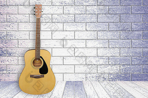 旧的空木屋背景中的吉他