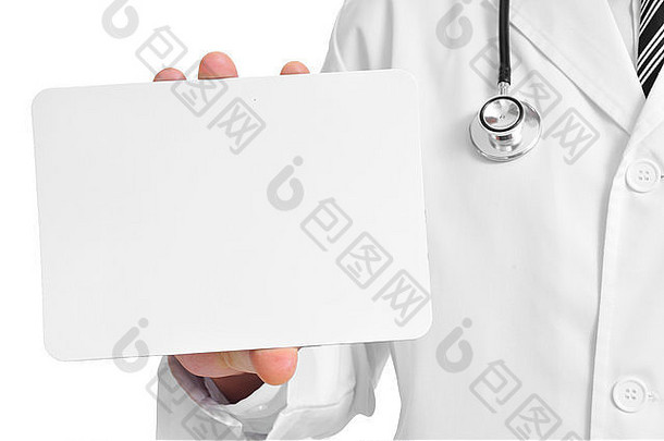 一位医生展示了一块空白的带有复印空间的招牌