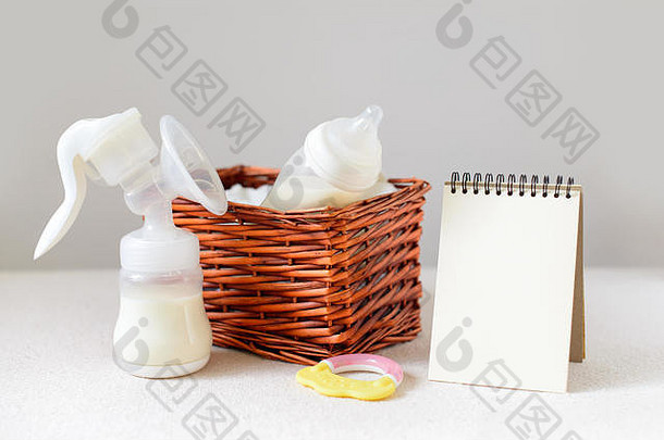 瓶乳房牛奶婴儿稻草篮子纸笔记本免费的复制空间