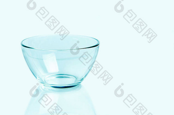 浅背景上的空玻璃碗。空间。