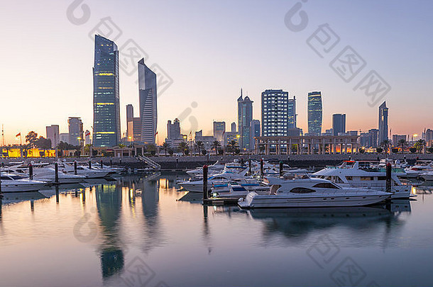 黄昏时分的露天沙克码头和科威特城