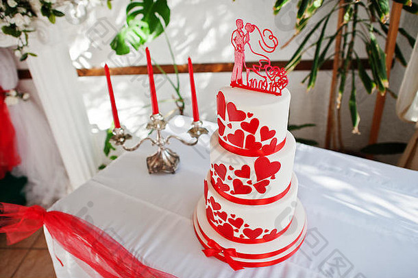 桌上放着令人惊叹的红白婚礼蛋糕。