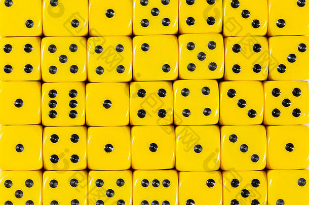 黄色骰子的背景图案，随机排列