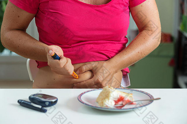 女糖尿病病人注射拍摄胰岛素一块蛋糕甜点