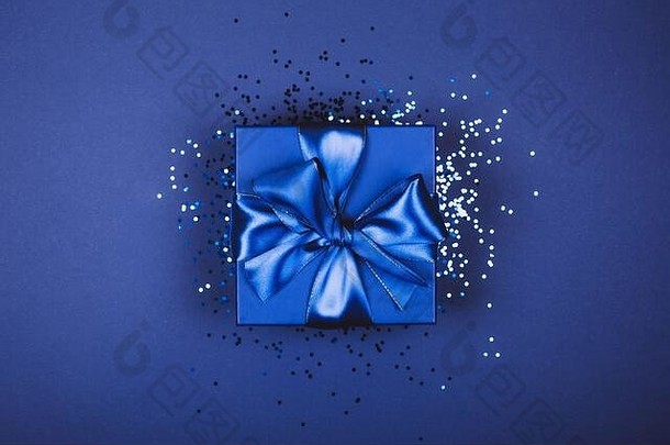蓝色礼品盒，带有单色时尚平铺构图的蝴蝶结