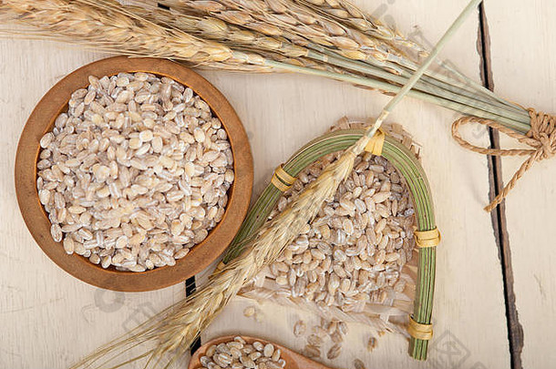 有机小麦颗粒在乡村木桌子上的宏观特写