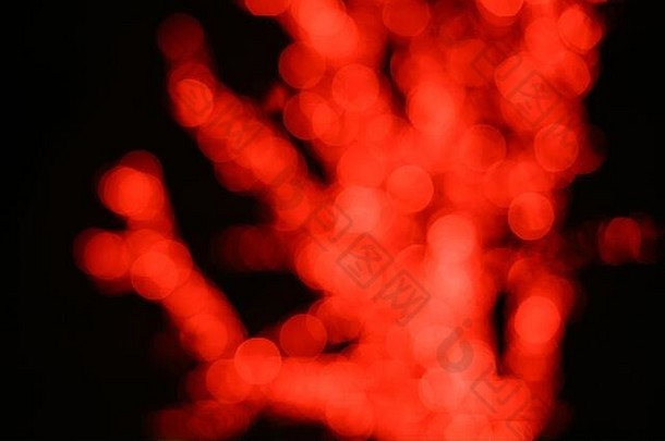模糊红色的灯形成轮廓树