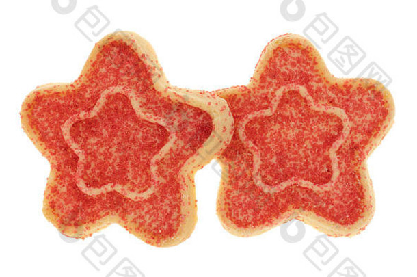 两个星形糖饼干的俯视图，白色背景上有红色的点缀。